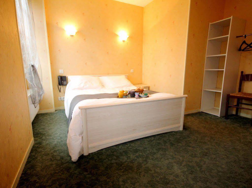 Logis Hotel Restaurant Auberge De La Cloche Le Theil-sur-Huisne Экстерьер фото